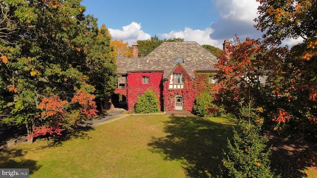 tudor house featuring a front lawn