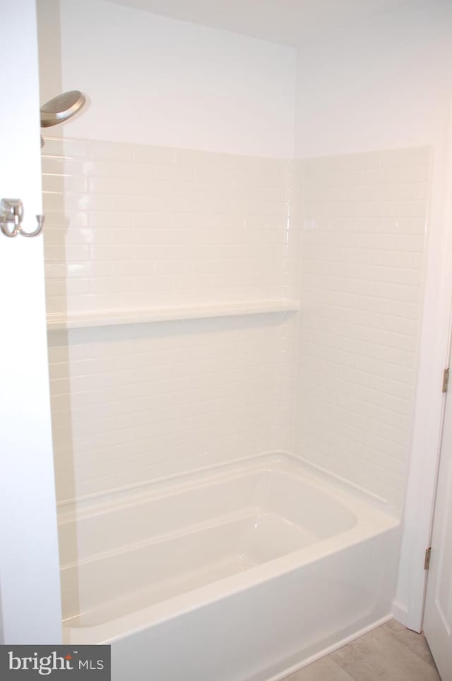 bathroom with washtub / shower combination