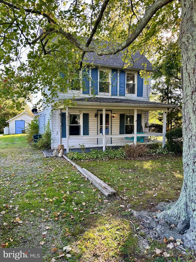 view of front of property featuring covered porch and a front lawn