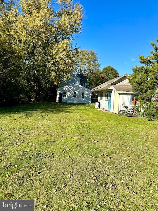 view of yard featuring an outdoor structure