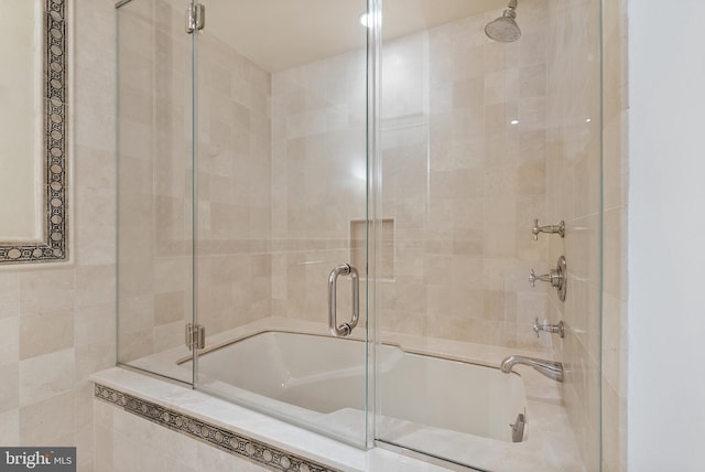 bathroom with combined bath / shower with glass door