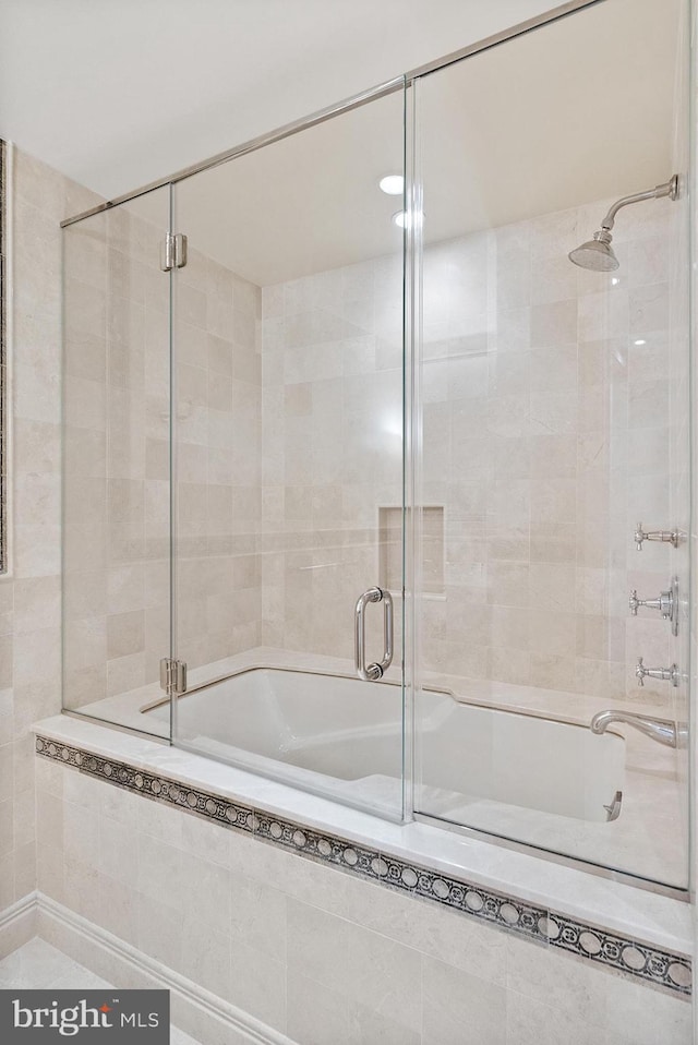 bathroom with combined bath / shower with glass door