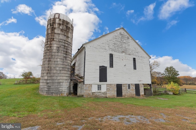 view of side of property featuring a yard