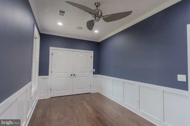 unfurnished room featuring dark hardwood / wood-style flooring, ceiling fan, and crown molding