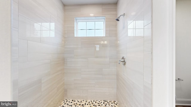 bathroom featuring a tile shower