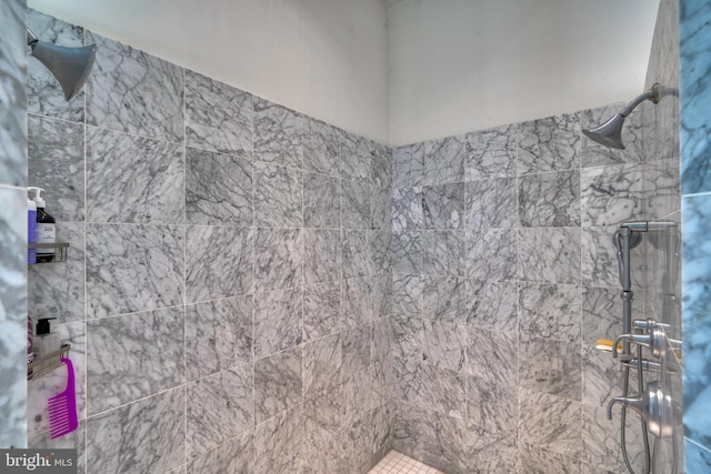 bathroom featuring tiled shower