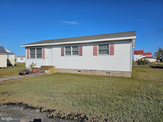 manufactured / mobile home featuring a front yard