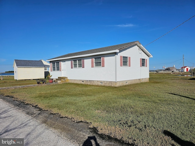 manufactured / mobile home with a front yard