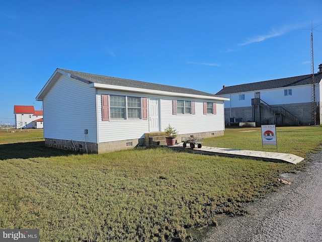 manufactured / mobile home with a front lawn