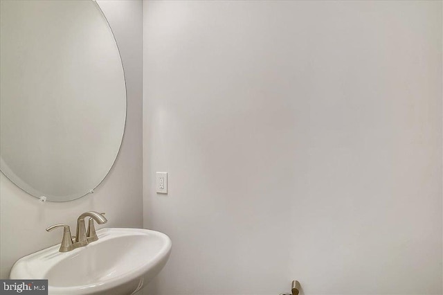 bathroom featuring sink