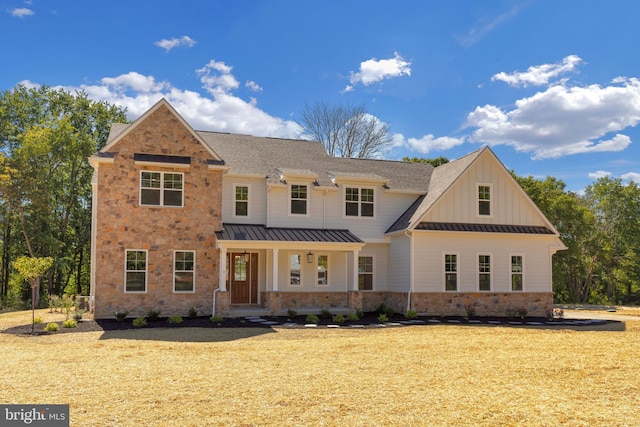 view of front of property featuring a front lawn