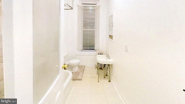 full bath featuring toilet, tile patterned flooring, and baseboards