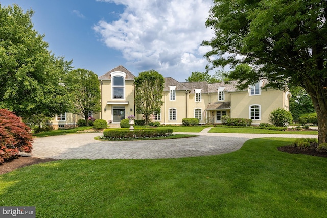 view of front facade with a front lawn