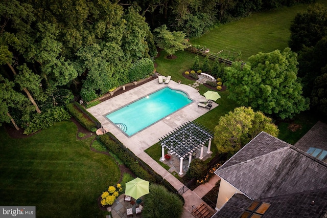 view of swimming pool featuring a lawn