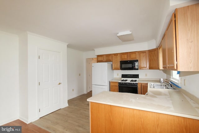 kitchen with sink, kitchen peninsula, crown molding, light hardwood / wood-style floors, and white appliances