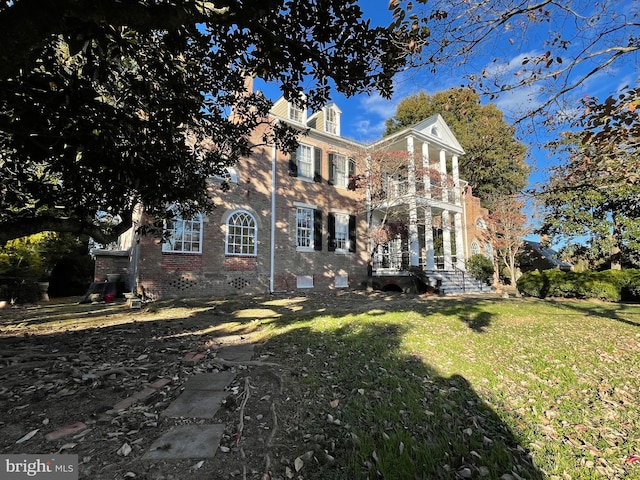 view of front of property with a front yard