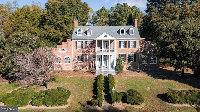 view of front facade with a front lawn