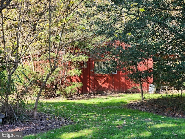 view of yard featuring an outdoor structure