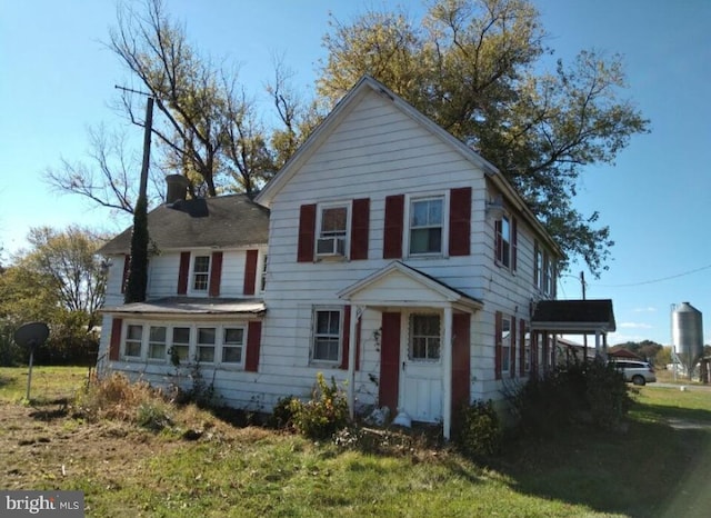 view of front of home featuring a front lawn