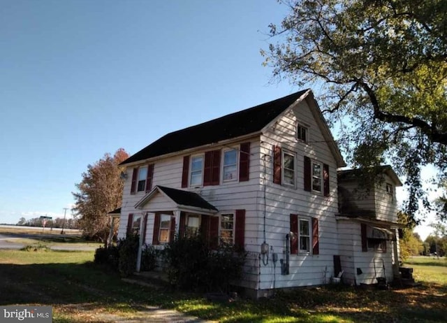 view of front of property with a front yard