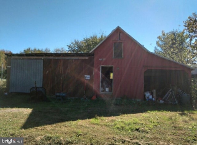 view of shed / structure featuring a lawn