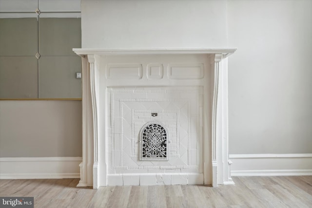 interior details with light hardwood / wood-style flooring