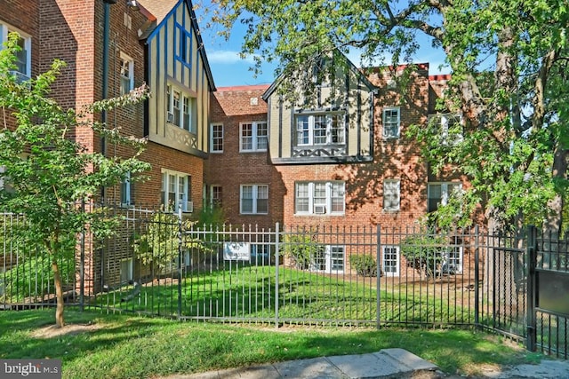 view of front of home featuring a front yard