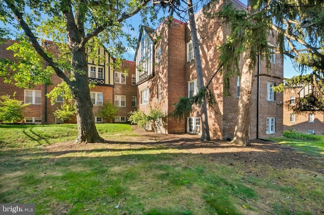 view of front of property with a front yard