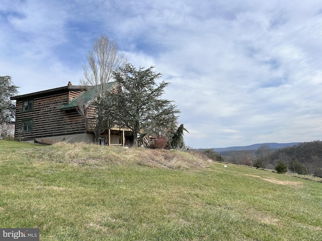 view of yard with a mountain view