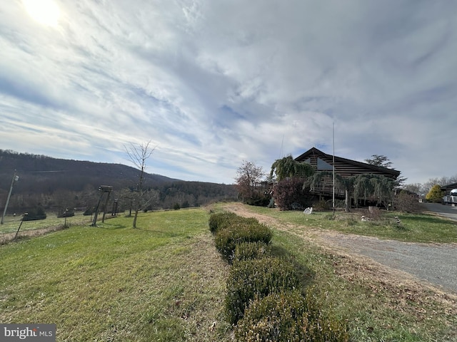 view of yard featuring a rural view