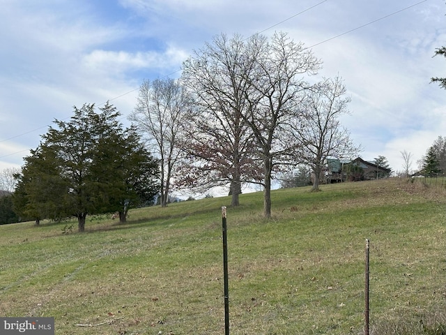 view of yard with a rural view