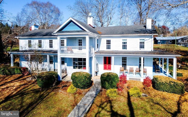 view of front of home with a porch and a front lawn