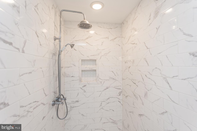 details featuring tiled shower