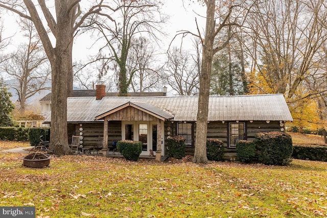 view of front of house featuring a front yard and an outdoor fire pit