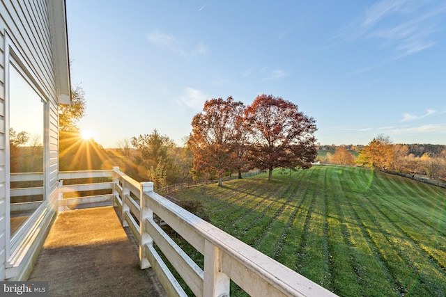 view of yard featuring a rural view