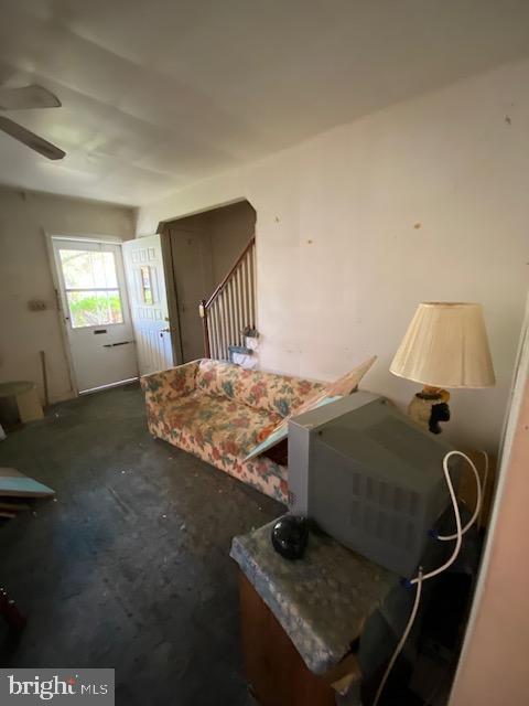 miscellaneous room with ceiling fan