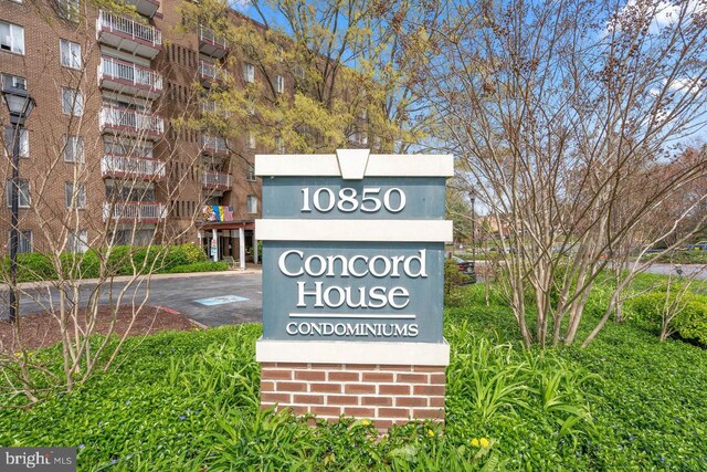 view of community / neighborhood sign