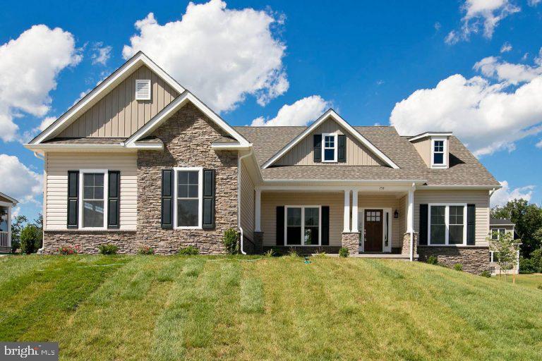 craftsman house with a front lawn