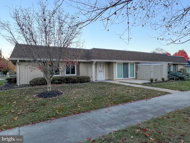 ranch-style house featuring a front lawn