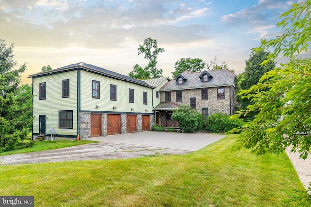 view of front facade featuring a yard and a garage