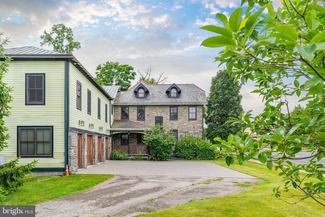 view of front facade featuring a front yard