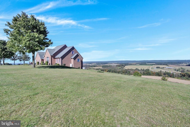 view of yard featuring a rural view