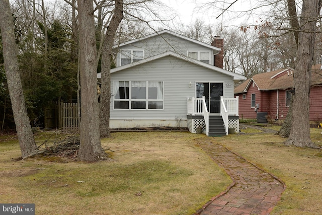 view of front of home with a front lawn