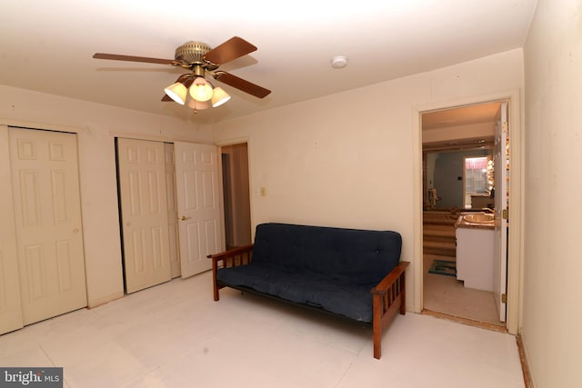 sitting room with ceiling fan