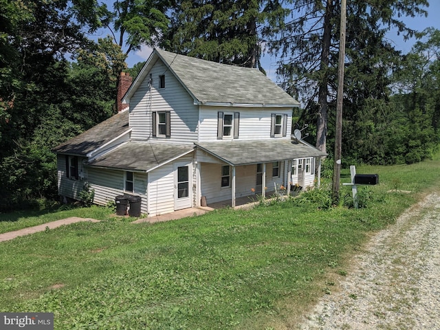 farmhouse-style home featuring a front lawn