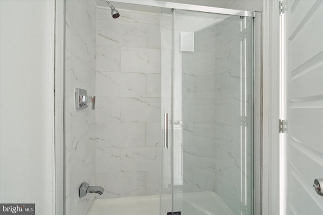 bathroom with enclosed tub / shower combo