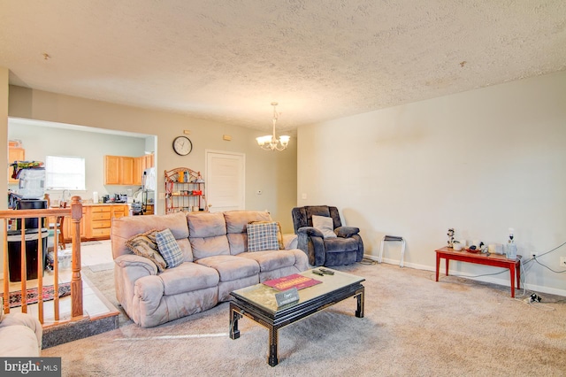 living room with light carpet, an inviting chandelier, and a textured ceiling