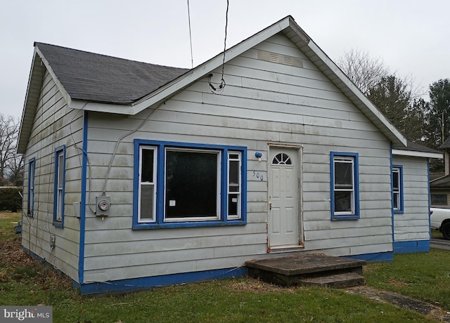 bungalow-style house with a front lawn