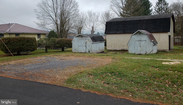 view of yard with a shed