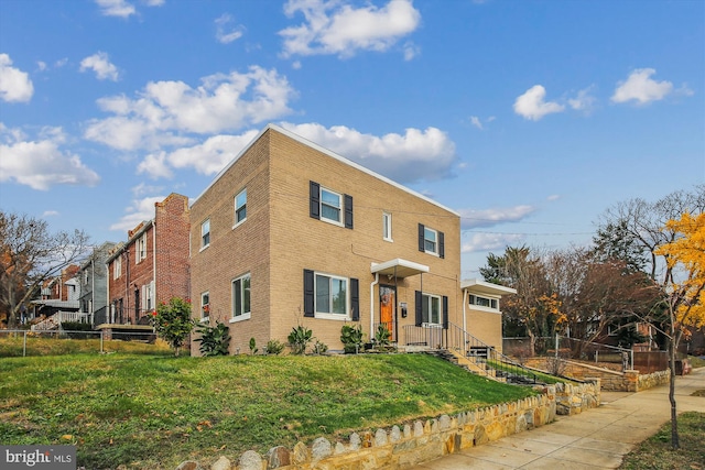 view of front of property featuring a front yard